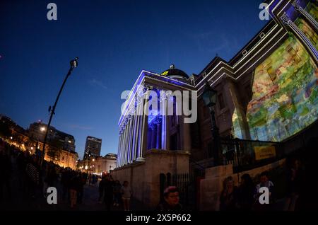 London, Großbritannien. Mai 2024. In diesem Jahr jährt sich die National Gallery 200 Jahre, und um sie zu feiern, gibt es einen großen Geburtstagsfeier. Die Vorderseite des Gebäudes wird mit Projektionen beleuchtet, die das Innere des Gebäudes nach außen bringen und die Geschichte der Galerie und ihre unglaubliche Sammlung von Gemälden erzählen. Hier werden Kommentare von Galeristen präsentiert, wobei die Vorführungen acht Minuten dauern, aber über zwei Stunden stattfinden. Quelle: Kingsley Davis/Alamy Live News Stockfoto