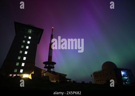 Schierke, Deutschland. Mai 2024. Nordlichter erscheinen am Nachthimmel über dem Brocken. Dieses Naturschauspiel kann am Samstagabend besonders intensiv beobachtet werden. Quelle: Matthias Bein/dpa/Alamy Live News Stockfoto