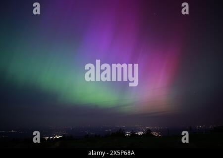 Schierke, Deutschland. Mai 2024. Nordlichter erscheinen am Nachthimmel über dem Brocken. Dieses Naturschauspiel kann am Samstagabend besonders intensiv beobachtet werden. Quelle: Matthias Bein/dpa/Alamy Live News Stockfoto