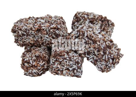 Schwarze Schokoladenkekse mit Nüssen isoliert auf weißem Hintergrund Stockfoto