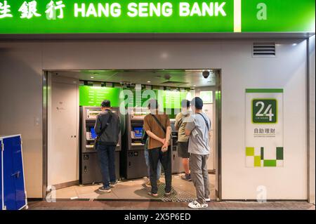 Hongkong, China. Mai 2024. Kunden heben Geld an Geldautomaten der Hang Seng Bank in Hongkong ab. (Credit Image: © Sebastian ng/SOPA images via ZUMA Press Wire) NUR REDAKTIONELLE VERWENDUNG! Nicht für kommerzielle ZWECKE! Stockfoto