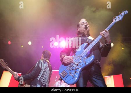Musikgruppe Los Tigres Del Norte tritt während des Konzerts im WizCenter in Madrid auf, 4. April 2024, Spanien mit: Tigres Del Norte Wo: Madrid, Spanien Wann: 04. April 2024 Credit: Oscar Gonzalez/WENN Stockfoto