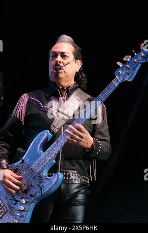 Musikgruppe Los Tigres Del Norte tritt während des Konzerts im WizCenter in Madrid auf, 4. April 2024, Spanien mit: Tigres Del Norte Wo: Madrid, Spanien Wann: 04. April 2024 Credit: Oscar Gonzalez/WENN Stockfoto