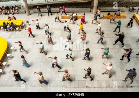 Einheimische bei Einem Yoga-Kurs im Centro Cultural La Moneda, Santiago, Chile. Stockfoto