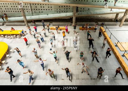 Einheimische bei Einem Yoga-Kurs im Centro Cultural La Moneda, Santiago, Chile. Stockfoto