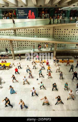 Einheimische bei Einem Yoga-Kurs im Centro Cultural La Moneda, Santiago, Chile. Stockfoto