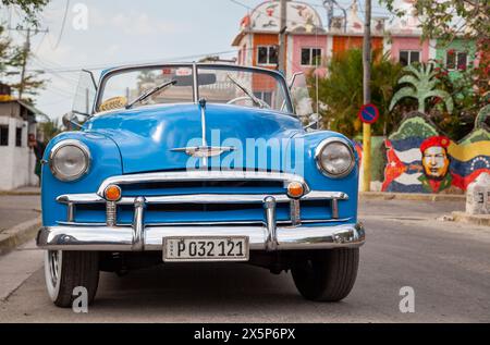 1952 Chevrolet Styleline verkleidet vor Keramikporträt von Hugo Chávez in Fusterlandia, Havanna, Kuba Stockfoto