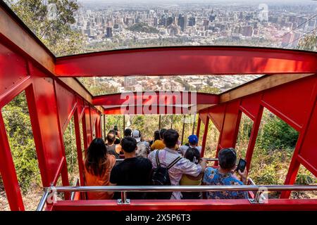 Touristen Nehmen Die Seilbahn Von Der Spitze Des Cerro San Cristobal, Santiago, Chile, Stockfoto