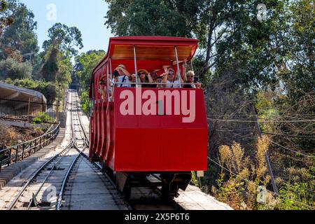 Touristen Nehmen Die Seilbahn Von Der Spitze Des Cerro San Cristobal, Santiago, Chile, Stockfoto