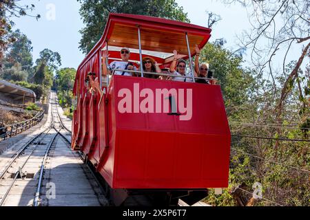 Touristen Nehmen Die Seilbahn Von Der Spitze Des Cerro San Cristobal, Santiago, Chile, Stockfoto