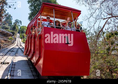 Touristen Nehmen Die Seilbahn Von Der Spitze Des Cerro San Cristobal, Santiago, Chile, Stockfoto