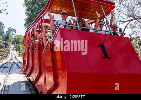 Touristen Nehmen Die Seilbahn Von Der Spitze Des Cerro San Cristobal, Santiago, Chile, Stockfoto