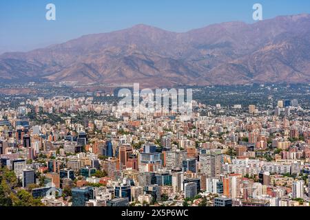 Ein Blick auf die Stadt Santiago vom Cerro San Cristobal, Chile, Südamerika. Stockfoto