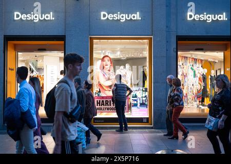 Madrid, Spanien. März 2024. Fußgänger gehen an der spanischen Bekleidungsmarke Desigual in Spanien vorbei. (Foto: Xavi Lopez/SOPA Images/SIPA USA) Credit: SIPA USA/Alamy Live News Stockfoto