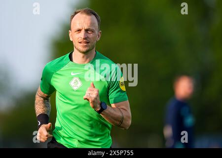 Amsterdam, Niederlande. Mai 2024. AMSTERDAM, NIEDERLANDE - 10. MAI: Nick Smit Schiedsrichter wärmt sich während des niederländischen Keuken Kampioen Divisie-Spiels zwischen Jong Ajax und Jong AZ im Sportpark de toekomst am 10. Mai 2024 in Amsterdam auf. (Foto von Jan Mulder/Orange Pictures) Credit: Orange Pics BV/Alamy Live News Stockfoto