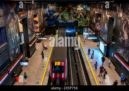 Farbenfrohe Wandbilder An Der U-Bahn-Station Universidad De Chile, Santiago, Chile. Stockfoto