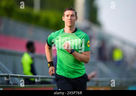 Amsterdam, Niederlande. Mai 2024. AMSTERDAM, NIEDERLANDE - 10. MAI: Michael Osseweijer Assistenzschiedsrichter beim niederländischen Keuken Kampioen Divisie Spiel zwischen Jong Ajax und Jong AZ im Sportpark de toekomst am 10. Mai 2024 in Amsterdam. (Foto von Jan Mulder/Orange Pictures) Credit: Orange Pics BV/Alamy Live News Stockfoto