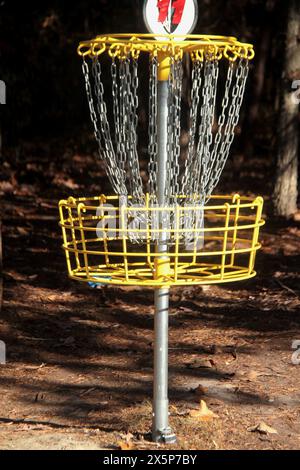 Ein Korb für eine Disc (Frisbee) Golf in einem Park in den USA Stockfoto