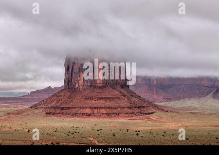 Malerischer Blick auf die prächtigen Buttes im Monument Valley, der vom Hotel aus zu sehen ist, Wanderungen, Panoramastraßen oder geführte Navajo-Ausflüge. Stockfoto