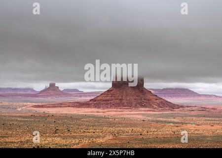 Malerischer Blick auf die prächtigen Buttes im Monument Valley, der vom Hotel aus zu sehen ist, Wanderungen, Panoramastraßen oder geführte Navajo-Ausflüge. Stockfoto