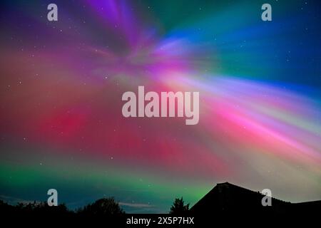 Grimsby, North East Lincolnshire, Vereinigtes Königreich. Die Nordlichter über Grimsby heute Abend. Mai 2024. Foto: Jon Corken/ Alamy Live News Stockfoto