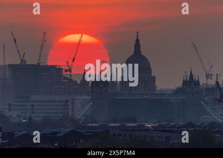 London, Großbritannien. Mai 2024. Wetter in Großbritannien: Dramatischer tiefroter Sonnenuntergang in der Nähe der St. Paul's Cathedral und der Tower Bridge. Der kommende Samstag könnte der heißeste Tag des Jahres sein. Laut Prognosen werden sich die Temperaturen während der Woche erhöhen, bevor sie am Wochenende zu einem Aufschwung kommen, wobei in ganz Großbritannien überwiegend klare Bedingungen zu erwarten sind. Guy Corbishley/Alamy Live News Stockfoto