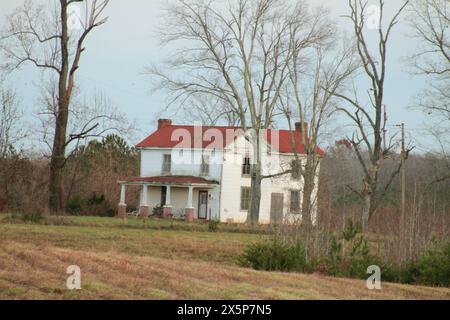 Großes verlassenes Bauernhaus im ländlichen Virginia, USA Stockfoto