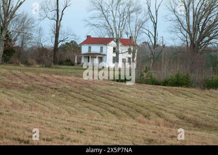 Großes verlassenes Bauernhaus im ländlichen Virginia, USA Stockfoto