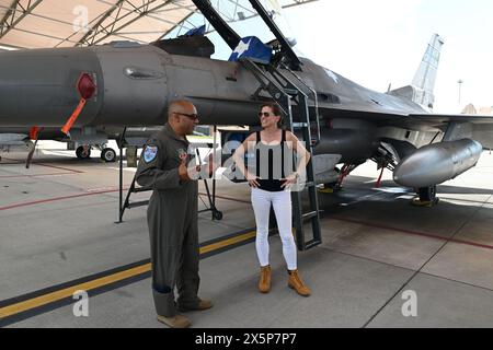 Eastover, Usa. August 2021. Nancy Mace, Right, wird während eines Besuchs an der Fluglinie mit Oberst Akshai Gandhi, Kommandeur des 169th Fighter Wing, in der McEntire Joint National Guard Base am 19. August 2021 in Eastover, South Carolina, informiert. Kredit: SMSgt. Edward Snyder/U. S Air Force/Alamy Live News Stockfoto