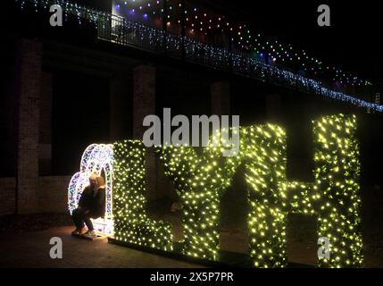 Lynchburg, VA, USA, Leute posieren vor der Weihnachtsbeleuchtung im Zentrum der Stadt. Stockfoto