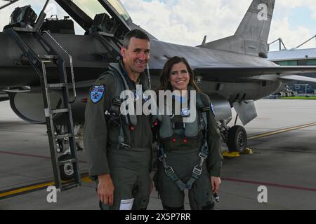 Eastover, Usa. Mai 2024. Die US-Repräsentantin Nancy Mace posiert mit Oberst Michael Ferrario, dem 169. Kampfflügelkommandeur, nach ihrem Orientierungsflug auf dem Rücksitz einer U. F-16-Flugjet der Air Force während eines Besuchs auf der McEntire Joint National Guard Base am 5. Mai 2024 in Eastover, South Carolina. Kredit: SMSgt. Caycee Watson/U. S Air Force/Alamy Live News Stockfoto