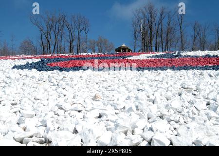 Lynchburg, Virginia, USA. Die gemalten Felsen machen das Monogramm der LU (Liberty University) auf dem Liberty Mountain. Stockfoto