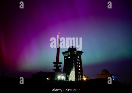 Schierke, Deutschland. Mai 2024. Nordlichter sind vom Brocken aus zu sehen. Das Naturschauspiel ist am Samstagabend besonders intensiv. Quelle: Matthias Bein/dpa/Alamy Live News Stockfoto