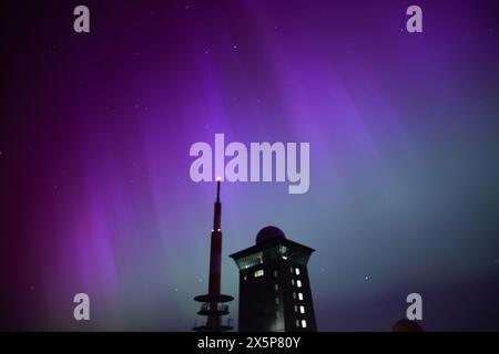 Schierke, Deutschland. Mai 2024. Nordlichter sind vom Brocken aus zu sehen. Das Naturschauspiel ist am Samstagabend besonders intensiv. Quelle: Matthias Bein/dpa/Alamy Live News Stockfoto