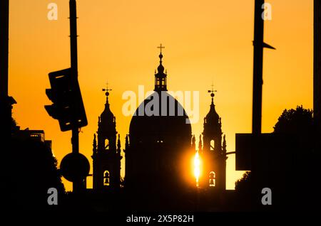 Silhouette der Candelaria-Kirche in Rio de Janeiro bei Sonnenaufgang Stockfoto