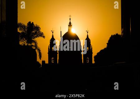 Silhouette der Candelaria-Kirche in Rio de Janeiro bei Sonnenaufgang Stockfoto