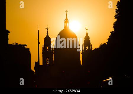 Silhouette der Candelaria-Kirche in Rio de Janeiro bei Sonnenaufgang Stockfoto