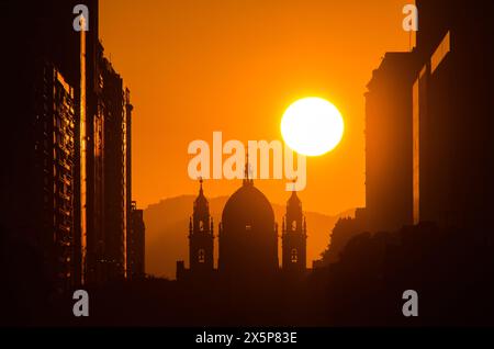 Wunderschöner Sonnenaufgang über der Silhouette der Candelaria-Kirche in der Innenstadt von Rio de Janeiro Stockfoto