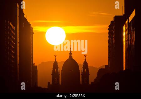 Wunderschöner Sonnenaufgang über der Silhouette der Candelaria-Kirche in der Innenstadt von Rio de Janeiro Stockfoto