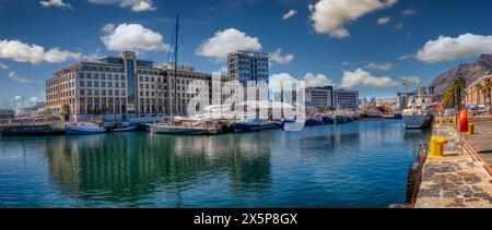 Kapstadt, Südafrika, 12.03.2023, Leitartikel am Meer und Hafen mit Booten und Handels- und Unterhaltungsbereich Stockfoto