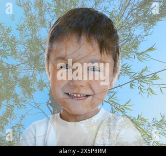 Doppelbelichtung von lächelndem Jungen und grünem Baum am Himmel Stockfoto