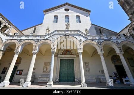 Salerno, Italien - 4. August 2023: Kathedrale von Salerno oder Kathedrale von St. Matthäus und St. Gregor dem Großen (Cattedrale di San Matteo e San Gregorio Ma Stockfoto