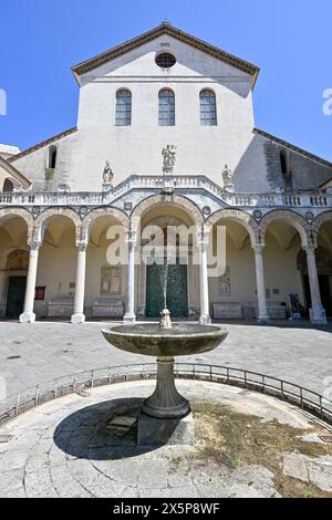 Salerno, Italien - 4. August 2023: Kathedrale von Salerno oder Kathedrale von St. Matthäus und St. Gregor dem Großen (Cattedrale di San Matteo e San Gregorio Ma Stockfoto