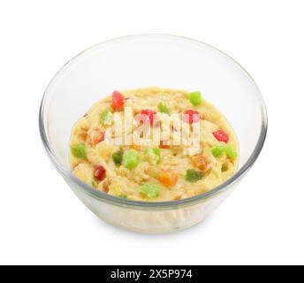 Roher Teig mit kandierten Früchten in der Schüssel isoliert auf weiß Stockfoto