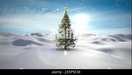 Ein geschmückter Weihnachtsbaum steht allein in verschneiten Landschaften Stockfoto