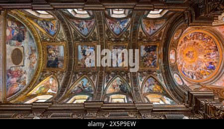 Salerno, Italien - 4. August 2023: Decke in der Kirche St. Georg in Salerno, Kampanien, Italien. Stockfoto