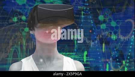 Kaukasierin, die ein Virtual-Reality-Headset trägt, steht Stockfoto