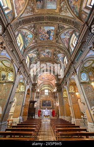 Salerno, Italien - 4. August 2023: Decke in der Kirche St. Georg in Salerno, Kampanien, Italien. Stockfoto