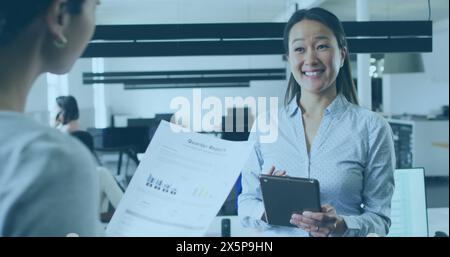 Ein vielfältiges Team von Geschäftsleuten diskutiert über die Arbeit Stockfoto