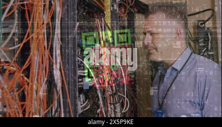 Bild der Datenverarbeitung und qr-Code über den Servern des kaukasiers Stockfoto